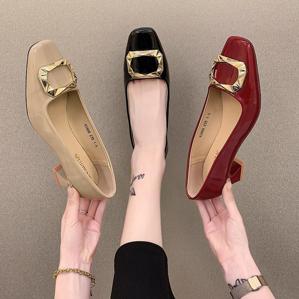 Naiste metallelemendi ja paksu kontsaga lakknahast kingad