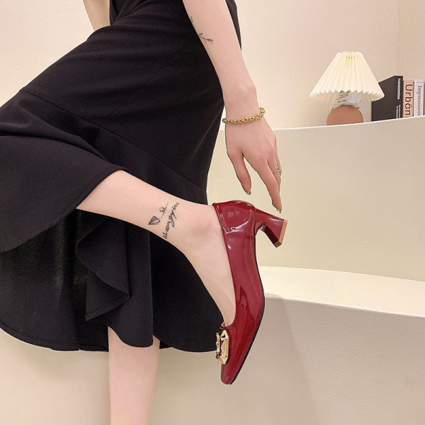 Naiste metallelemendi ja paksu kontsaga lakknahast kingad