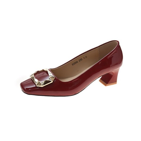 Naiste metallelemendi ja paksu kontsaga lakknahast kingad