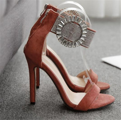 Κομψά ψηλοτάκουνα σανδάλια με λουράκι στον αστράγαλο και διακόσμηση με πέτρες
