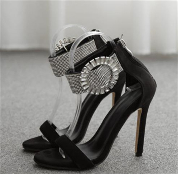Κομψά ψηλοτάκουνα σανδάλια με λουράκι στον αστράγαλο και διακόσμηση με πέτρες