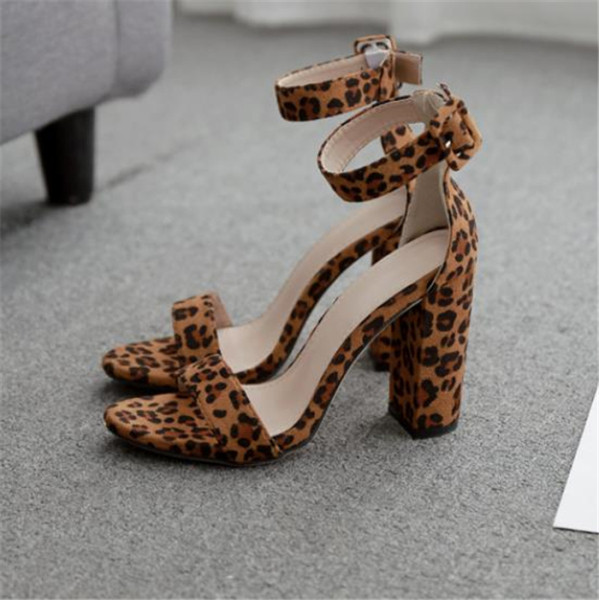 Μοντέρνα  ψηλοτάκουνα σανδάλια με άνιμαλ τύπωμα  