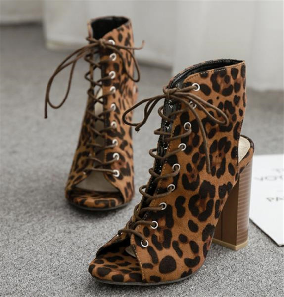 Μοντέρνες καλοκαιρινές μπότες με τύπωμα και κορδόνια