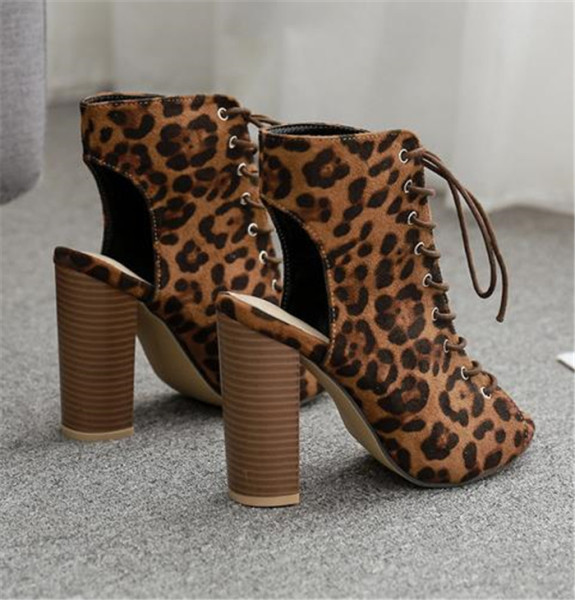 Μοντέρνες καλοκαιρινές μπότες με τύπωμα και κορδόνια