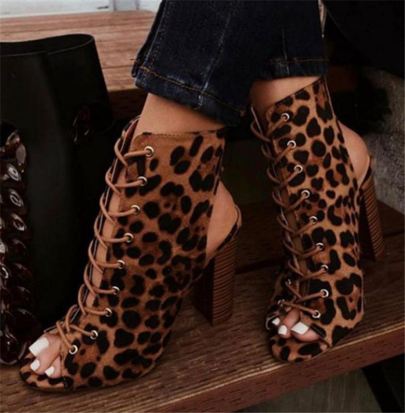 Μοντέρνες καλοκαιρινές μπότες με τύπωμα και κορδόνια