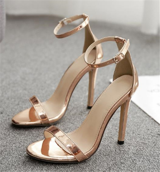 Elegantsed kuldsete ökonahast rihmadega sandaalid