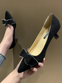 Νέο μοντέλο γυναικεία υποδημάτα με κορδέλα και τακούνι ύψους 6 cm