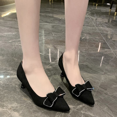 Νέο μοντέλο γυναικεία υποδημάτα με κορδέλα και τακούνι ύψους 6 cm