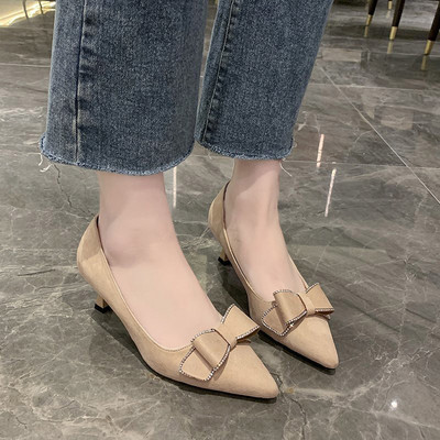 Νέο μοντέλο γυναικεία υποδημάτα με κορδέλα και τακούνι ύψους 6 cm