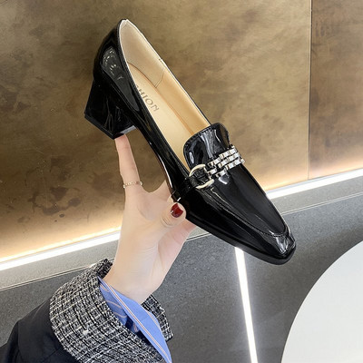 Naiste vabaajajalatsid metallelemendi ja kandilise kontsaga