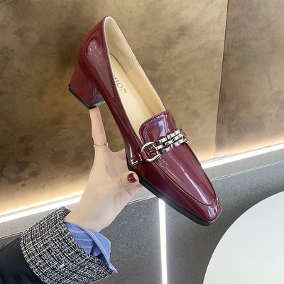 Naiste vabaajajalatsid metallelemendi ja kandilise kontsaga