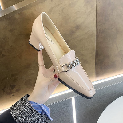 Naiste vabaajajalatsid metallelemendi ja kandilise kontsaga