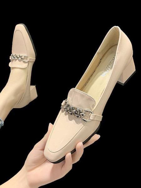 Naiste vabaajajalatsid metallelemendi ja kandilise kontsaga