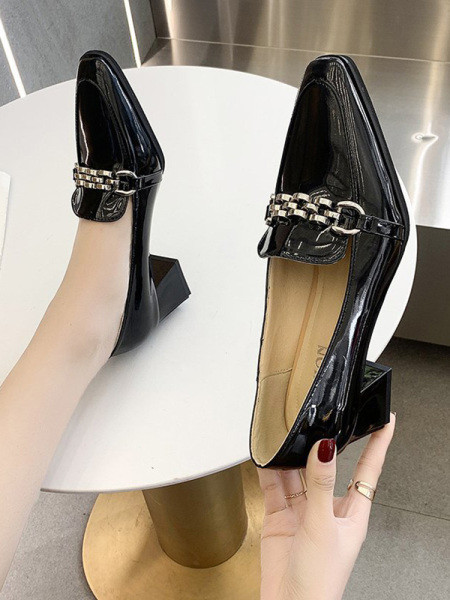 Naiste vabaajajalatsid metallelemendi ja kandilise kontsaga