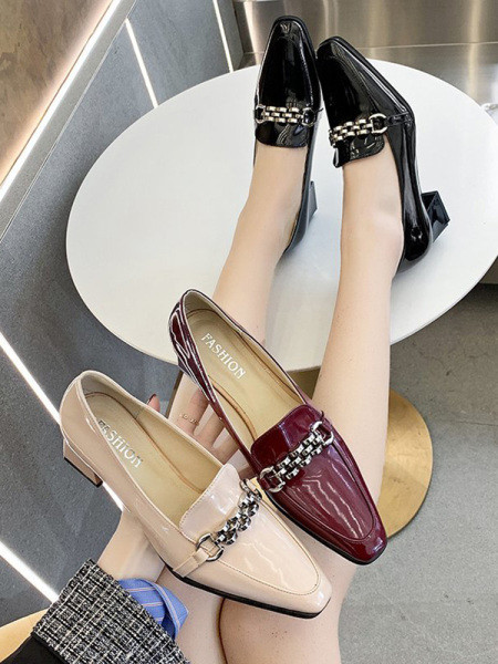 Naiste vabaajajalatsid metallelemendi ja kandilise kontsaga