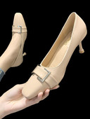 Μοντέρνα γυναικεία παπούτσια από οικολογικό δέρμα με αγκράφα και τακούνι