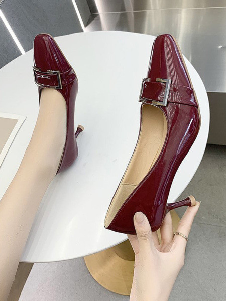 Μοντέρνα γυναικεία παπούτσια από οικολογικό δέρμα με αγκράφα και τακούνι