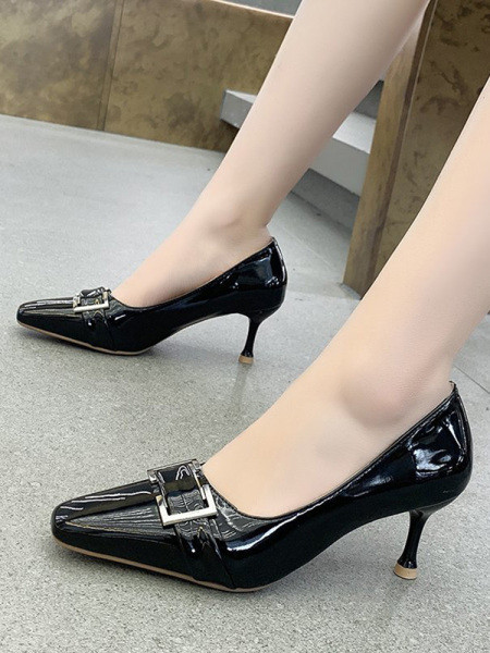 Μοντέρνα γυναικεία παπούτσια από οικολογικό δέρμα με αγκράφα και τακούνι