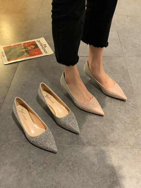 Säravate osakestega ja 4 cm kontsaga naiste kingad