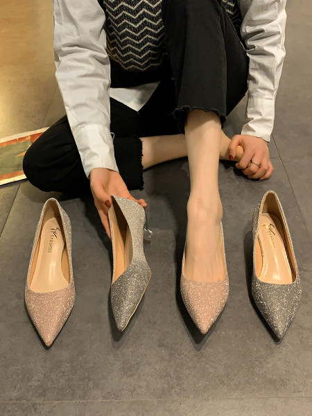 Säravate osakestega ja 4 cm kontsaga naiste kingad