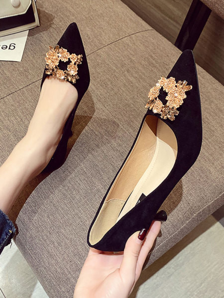 Νέο μοντέλο γυναικεία παπούτσια  από οικολογικό σουέτ με μεταλλικό στοιχείο