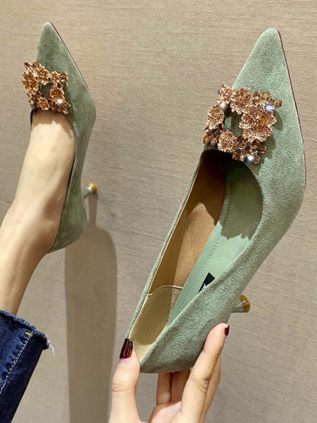 Νέο μοντέλο γυναικεία παπούτσια  από οικολογικό σουέτ με μεταλλικό στοιχείο