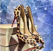 Μοντέρνα μυτερά παπούτσια με ψηλά τακούνια και λεοπάρ