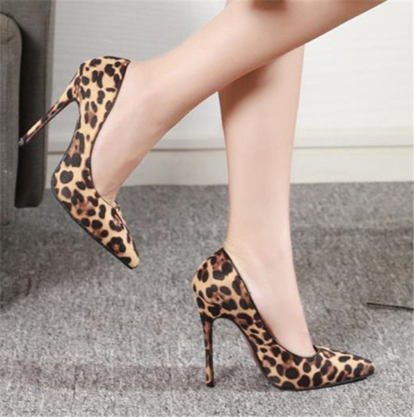 Μοντέρνα μυτερά παπούτσια με ψηλά τακούνια και λεοπάρ
