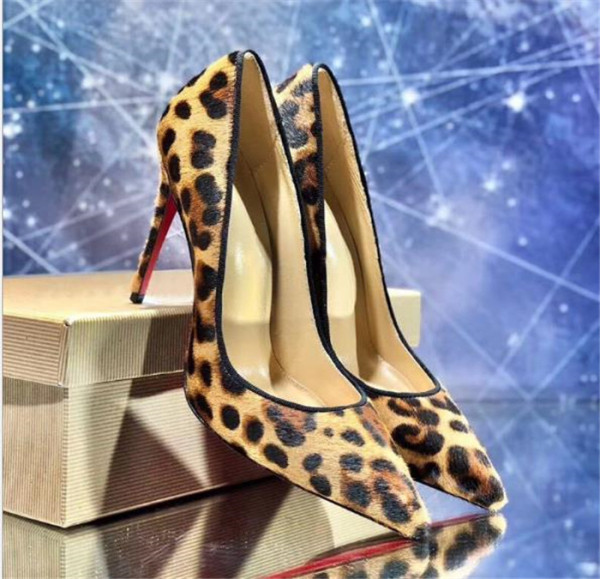 Μοντέρνα μυτερά παπούτσια με ψηλά τακούνια και λεοπάρ