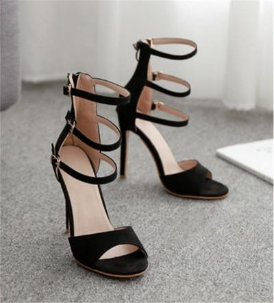 Μοντέρνα σανδάλια από οικολογικό σουέτ με αγκράφες