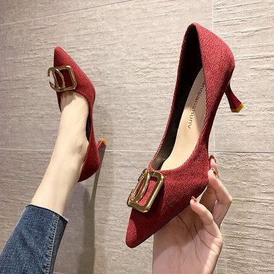 Μοντέρνα γυναικεία παπούτσια με μεταλλικό στοιχείο