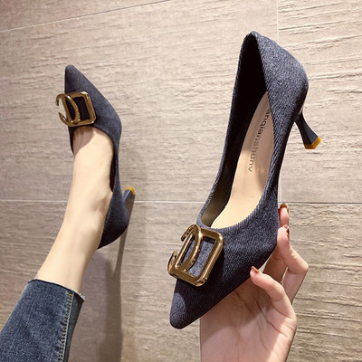 Μοντέρνα γυναικεία παπούτσια με μεταλλικό στοιχείο