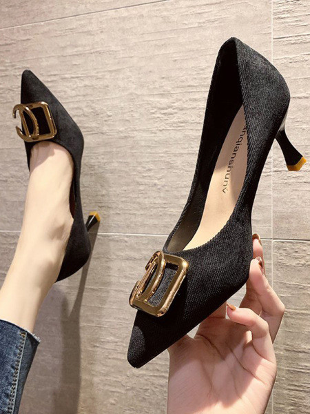 Μοντέρνα γυναικεία παπούτσια με μεταλλικό στοιχείο