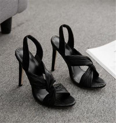 Μοντέρνα σανδάλια με γυαλιστερό αποτέλεσμα