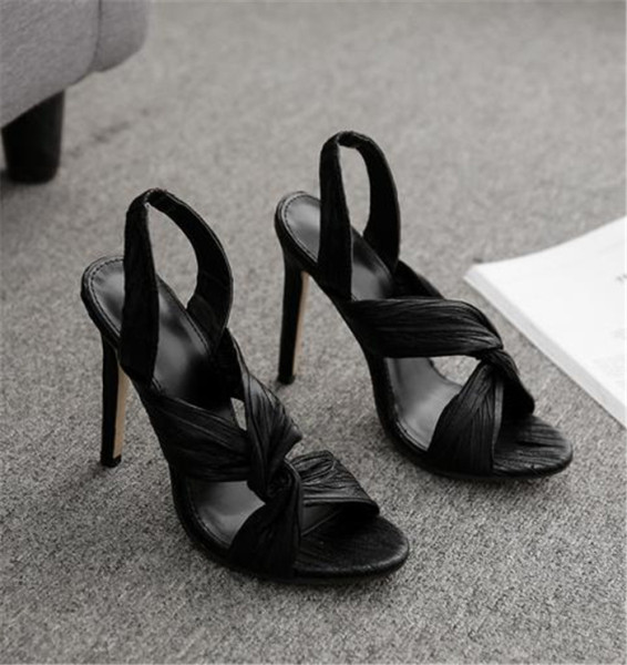 Μοντέρνα σανδάλια με γυαλιστερό αποτέλεσμα