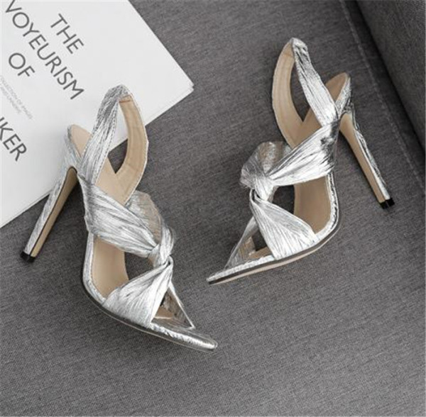 Μοντέρνα σανδάλια με γυαλιστερό αποτέλεσμα