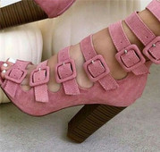 Μοντέρνα σανδάλια από οικολογικό σουέτ με αγκράφες