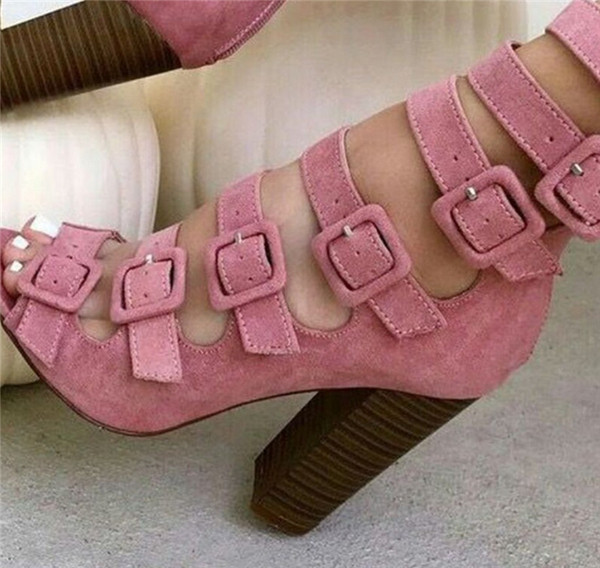 Μοντέρνα σανδάλια από οικολογικό σουέτ με αγκράφες