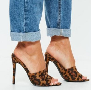 Σύγχρονες ψηλοτάκουνες παντόφλες - δύο μοντέλα