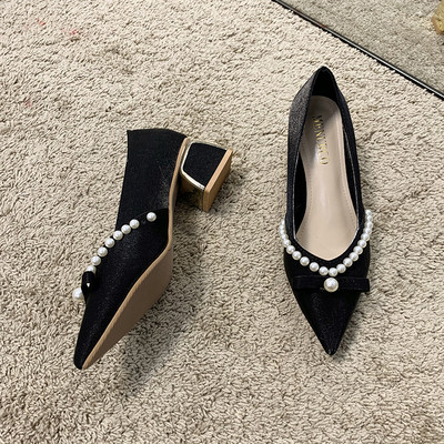 Γυναικεία μυτερά παπούτσια με πέρλες και τακούνι πάχους 5 cm