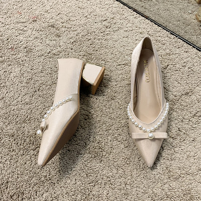 Γυναικεία μυτερά παπούτσια με πέρλες και τακούνι πάχους 5 cm