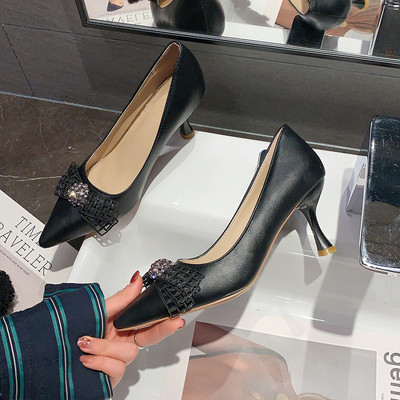 Naiste nahast kingad paela ja kivikestega