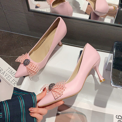 Naiste nahast kingad paela ja kivikestega