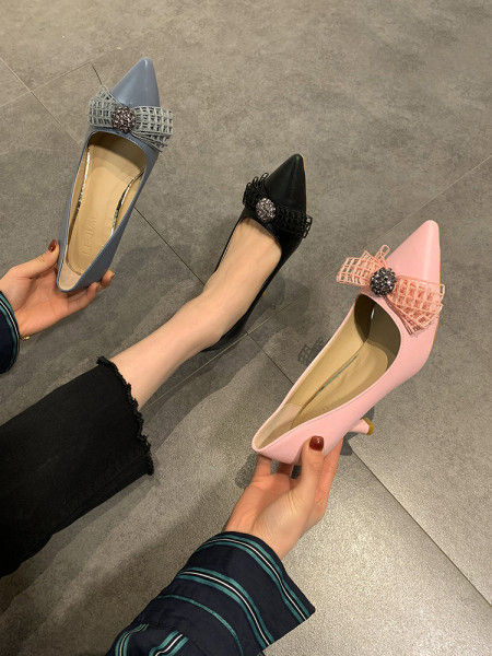 Naiste nahast kingad paela ja kivikestega