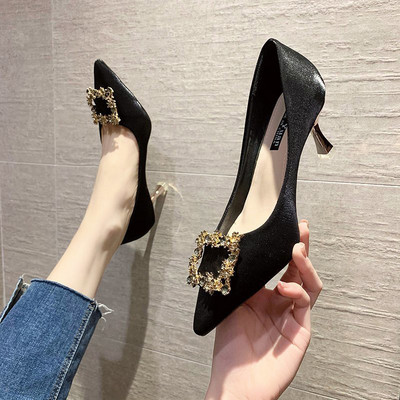 Μοντέρνα γυναικεία παπούτσια με ψηλά τακούνια και διακοσμητικές πέτρες