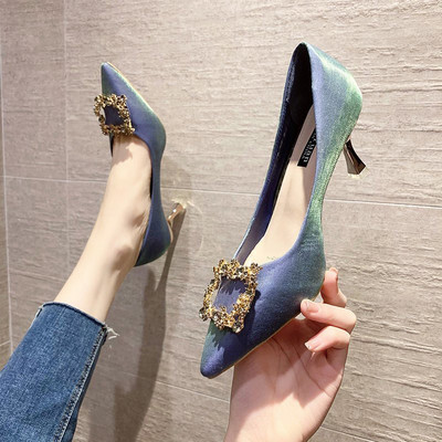 Μοντέρνα γυναικεία παπούτσια με ψηλά τακούνια και διακοσμητικές πέτρες