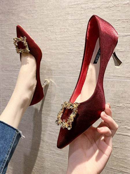 Μοντέρνα γυναικεία παπούτσια με ψηλά τακούνια και διακοσμητικές πέτρες