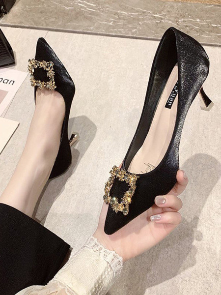 Μοντέρνα γυναικεία παπούτσια με ψηλά τακούνια και διακοσμητικές πέτρες