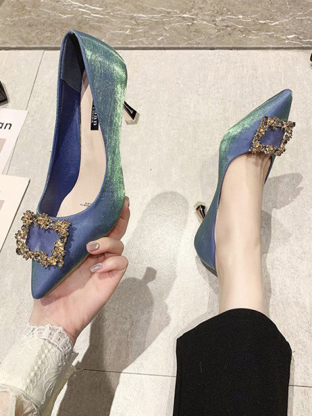 Μοντέρνα γυναικεία παπούτσια με ψηλά τακούνια και διακοσμητικές πέτρες