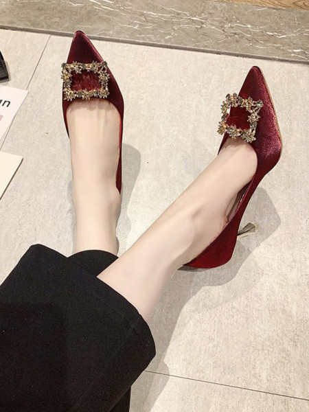 Μοντέρνα γυναικεία παπούτσια με ψηλά τακούνια και διακοσμητικές πέτρες